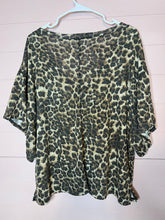 Load image into Gallery viewer, Medium Dear Apple Leopard V-Neck Short Sleeve Top
