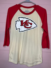 Load image into Gallery viewer, Medium Majestic Threads Kansas City Chiefs Patrick Mahomes NFL Football Raglan Shirt
