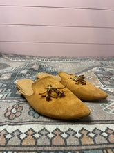 Load image into Gallery viewer, Size 8.5 Musshoe Pointy Tassle Slip On Mules
