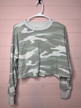 Load image into Gallery viewer, Medium Aerie Camo Print Cropped Crew Neck Sweatshirt
