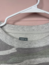 Load image into Gallery viewer, Medium Aerie Camo Print Cropped Crew Neck Sweatshirt
