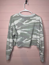 Load image into Gallery viewer, Medium Aerie Camo Print Cropped Crew Neck Sweatshirt
