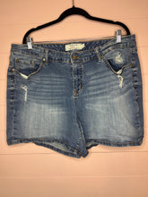 Load image into Gallery viewer, Size 22 Torrid Plus Size Denim Shorts
