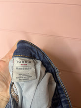 Load image into Gallery viewer, Size 22 Torrid Plus Size Denim Shorts
