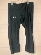 Load image into Gallery viewer, Large Under Armour Cropped Compression Fit Black Leggings
