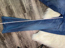 Load image into Gallery viewer, Size 26 7 FAM Dojo Denim Jeans
