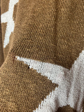 Load image into Gallery viewer, Large Promesa Brown &amp; White Star Sweater
