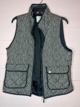 Load image into Gallery viewer, Large Cambridge Black &amp; Tan Quilted Puffer Vest
