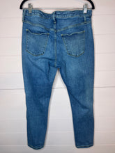 Load image into Gallery viewer, 12/31R Universal Thread Skinny Jeans
