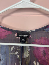 Load image into Gallery viewer, 5/6X Torrid Floral Metallic Plus Size Chiffon Shirttail Kimono
