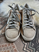 Load image into Gallery viewer, Size 9 Golden Star Sneakers

