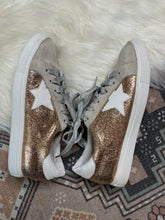 Load image into Gallery viewer, Size 9 Golden Star Sneakers
