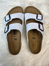 Load image into Gallery viewer, 8/8.5 (39) Birkenstock White Slip On Sandals
