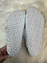 Load image into Gallery viewer, 8/8.5 (39) Birkenstock White Slip On Sandals
