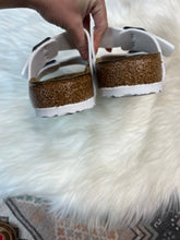 Load image into Gallery viewer, 8/8.5 (39) Birkenstock White Slip On Sandals
