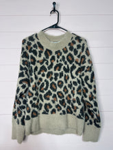 Load image into Gallery viewer, Medium Time &amp; Tru Fuzzy Leopard Sweater
