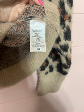 Load image into Gallery viewer, Medium Time &amp; Tru Fuzzy Leopard Sweater
