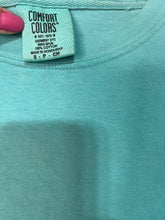 Load image into Gallery viewer, Small Comfort Colors Teal Calamity Jane’s Apparel Arkansas State Of Mind Short Sleeve Graphic T-Shirt
