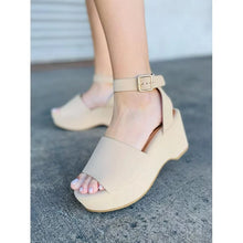 Load image into Gallery viewer, Size 8 Bamboo Nude wedges
