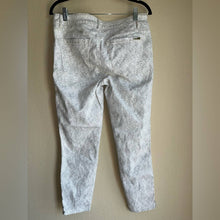 Load image into Gallery viewer, Size 8 White House Black Market White Gray Snake Print Skinny Cropped Jeans
