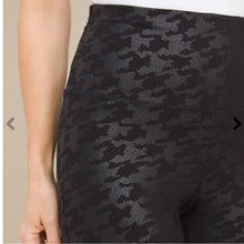 Load image into Gallery viewer, Size 16-18 Chicos Plus Size Black ZENERGY SO SLIMMING Houndstooth Leggings

