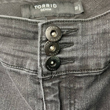 Load image into Gallery viewer, Size 18 Torrid Plus Size Black Denim Shorts

