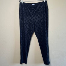 Load image into Gallery viewer, Size 16-18 Chicos Plus Size Black ZENERGY SO SLIMMING Houndstooth Leggings
