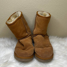 Load image into Gallery viewer, Sz 9 Ugg Tan Sheep Skin Fur Lined Boots Shoes
