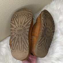 Load image into Gallery viewer, Sz 9 Ugg Tan Sheep Skin Fur Lined Boots Shoes
