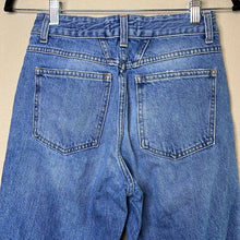 Load image into Gallery viewer, Size 25 Closed High Rise Cropped Denim Jeans
