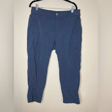 Load image into Gallery viewer, Size 14 Athleta Plus Gray Trekkie Crop Pants
