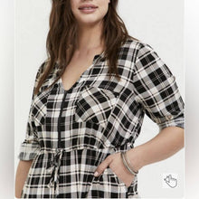 Load image into Gallery viewer, 2XL Torrid Plus Size Black White Tan Printed Dress
