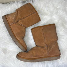 Load image into Gallery viewer, Sz 9 Ugg Tan Sheep Skin Fur Lined Boots Shoes
