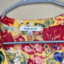 Load image into Gallery viewer, 2X Rose + Olive Plus Size Yellow Floral Sleeveless Top
