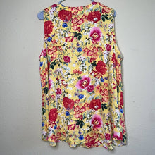 Load image into Gallery viewer, 2X Rose + Olive Plus Size Yellow Floral Sleeveless Top
