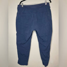Load image into Gallery viewer, Size 14 Athleta Plus Gray Trekkie Crop Pants
