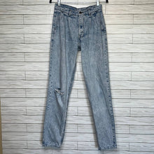 Load image into Gallery viewer, 29x34 Levi’s Vintage Orange Tab High Rise Mom Jeans

