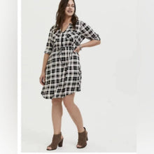 Load image into Gallery viewer, 2XL Torrid Plus Size Black White Tan Printed Dress
