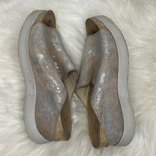 Load image into Gallery viewer, Size 6.5/7 Fly London Tan &amp; Silver Pebbled Leather Platform Cork Sandals Shoes
