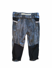 Load image into Gallery viewer, Athleta | Black &amp; Gray Cropped Leggings
