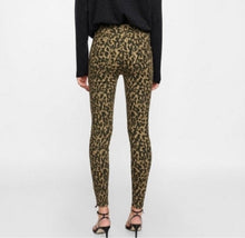 Load image into Gallery viewer, Sz 4 Zara | High Waisted Leopard Skinny Jeans
