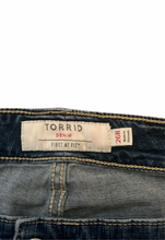 Load image into Gallery viewer, Torrid | BOYFRIEND VINTAGE STRETCH JEANS
