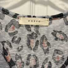 Load image into Gallery viewer, Size 1X Entro Leopard Stipe Short Sleeve V-Neck Plus Size Shirt
