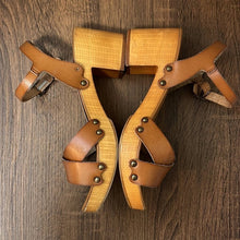 Load image into Gallery viewer, Sz 7 Altar’d State Nivia Wooden Block Heels
