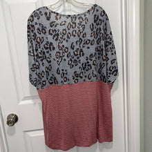 Load image into Gallery viewer, Size 1X Entro Leopard Stipe Short Sleeve V-Neck Plus Size Shirt
