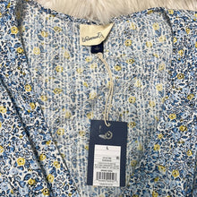 Load image into Gallery viewer, Large Universal Thread NWT Flutter Sleeveless Blue Floral Ruffle Sleeve Wrap Top
