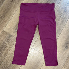 Load image into Gallery viewer, Large Fabletics Purple Cropped Leggings

