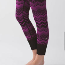 Load image into Gallery viewer, Size 6 Lululemon Ebb To Street Seamless Heather Regal Plum Chevron Magenta 7/8 Leggings

