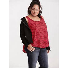 Load image into Gallery viewer, Size 0X Torrid Red ARROW PRINT GEORGETTE POCKET TANK TOP
