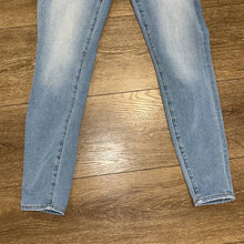Load image into Gallery viewer, Size 2 Short American Eagle The Dream Jean Light Wash High Rise Skinny Jeans
